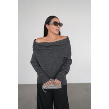 Özge Özgenç Kayık Yaka Triko Kazak