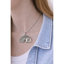 Herşey Nota Iskambil Kâğıdı Yelpaze Tasarımlı Poker Temalı Gümüş Renk Unisex Kolye – Şans ve Oyun Sembolü