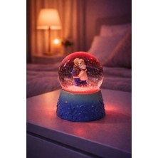 Deco Elit Sarılan Sevgililer Temalı LED Işıklı Kar Küresi 9 cm – Romantik & Anlamlı Sevgili Hediyesi