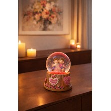 Deco Elit Sevgililer Temalı LED Işıklı Kar Küresi 9 cm – Romantik & Anlamlı Sevgili Hediyesi  Pembe