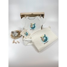 Kidilia Oğlak Burcu Tasarımlı %100 Pamuklu Kısa Kollu Bebek Body ve Ham Keseli Hediye Seti