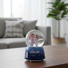 Tedaks Pilli Işıklı Müzikli Kar Küresi–el Ele Sevgili Figürlü Eğlenceli Masaüstü Biblo, LED Aydınlatmalı Dekoratif Hediyelik Kar Küresi