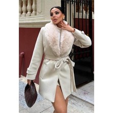 Neşeli Butik Kadın Cep Detaylı Kuşaklı Yaka Kürklü Kısa Kaşe Kaban NBSTR1019