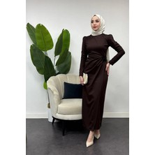 Tesettür Diyarı Zümre Model Krep Kumaş Gül Detaylı Elbise-Kahverengi