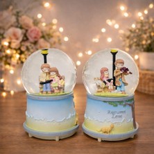 Erseyy Orta Boy Bankta Oturan Sevgililer Kar Küresi