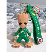 Baby Groot Anahtarlık–marvel Temalı Film Karakteri Tasarımlı, Kauçuk Malzemeli, Yeşil Tulumlu Groot