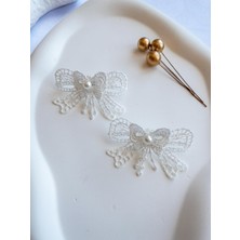 Efna Store Dantel Işlemeli Çift Fiyonk Sallantılı Ortası Inci Figürlü 2 Li Beyaz Renk Pens Toka(5 Cm-4,5 Cm)