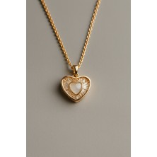 Çelik Kalp Tasarım Merkezli Işıltılı Kadın Kolye – Zarif ve Şık Kalp Kolye, Parlak Taş Detaylı