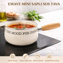 Welcomein Emaye 14 cm Mini Saplı 1150ML Sos Tavası – “ın The Mood For Cookıng” Yazılı, Krem Renk, Doğal Ahşap Saplı, Indüksiyon Uyumlu Küçük Süt ve Sos Tenceresi