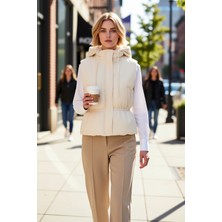 Benerly Kadın Kapüşonlu Kolsuz Şişme Yelek Regular Kalıp Astarlı Düz Desen Elyaflı Dolgulu Dokuma Şık