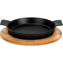 Braventa Collection Döküm Yuvarlak Sahan Döküm Demir Yekpare Çift Kulplu Kayın Servis Ahşabı. ÇAP(Ø)18CM.