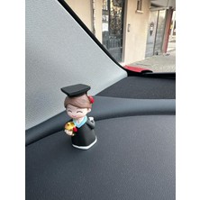 Bir Aksesuar Al Araç Içi Biblo Sevimli Üniversite Mezunu Kız  Şık Tasarım Tüm Araç Modellerine Uygun