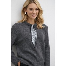 Modeva Global Fularlı Mini Triko Bluz Desensli Bağcık Detaylı Şik Rahat Kesim ve Ggünlük Kullanıma Uygun.