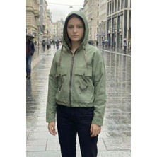 Asist 10023 Cep Detaylı Kapüşonlu Kadın Kısa Yağmurluk Yeşil