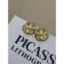 Hedef Bijuteri Dalgalı Yapraklı Asimetrik Çiçek Formluzirkon Taşlı Kahverengi Detaylı Gold Tasarım Küpe