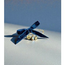 Atelier Çağla Lacivert Kadife Fiyonk Kurdele Harfli Nazar Boncuklu Yonca Iskoç Yaka Iğnesi Broş