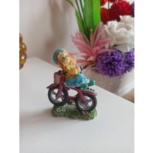 Hureggo Vintage Fotoğraf Makineli Bisikletli Kız Polyester Mini Biblo & 8 x 9 cm