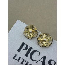 Hedef Bijuteri Dalgalı Yapraklı Asimetrik Çiçek Formlu Zirkon Taşlı Siyah Detaylı Gold Tasarım Küpe