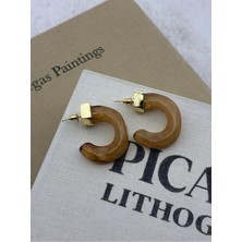 Hedef Bijuteri Karamel Renk Yarım Halka Asimetrik Gold Detaylı Kemik Reçine Tasarım Küpe