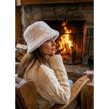 Emybox Kadın Beyaz Peluş Bucket Şapka - Yumuşak Tüylü Kışlık Balıkçı Şapkası - Sıcak Tutan Trend Aksesuar