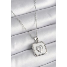 VeraGlobe Buğz 316L Çelik Gümüş Renk Kare Madalyon Kalp Zirkon Taş Işleme Kadın Kolye