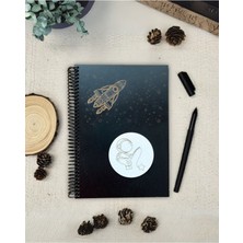 Astronot Figürlü Uzay Temalı Ahşap Kapaklı Siyah Yapraklı Anı Defteri – Günlük, Şiir Defteri, Albüm