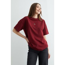 FullaModa Kiraz Aksesuarlı Bisiklet Yaka Oversize Tişört