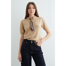 FullaModa Fular Detaylı Bisiklet Yaka Kısa Kol Triko Kazak