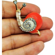 BB Bi Butik Shop Kırmızı Taşlı Salyangoz Broş – Sevimli, Parlak ve Şık Doğa Temalı Tasarım