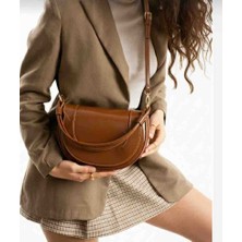 Taba Kadın El ve Omuz Çantası - Gold Detayli Ayarlanabilir Askılı Kapaklı Yarım Ay Çanta