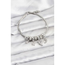 Pirinç Gümüş Renk Kalpli Model Charmlı Kadın Bileklik - TJ-BB8176