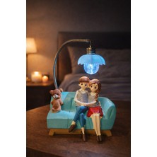 Home Dekor Hediye Sevgiliye Hediye Koltukta Oturan Romantik Aşıklar Temalı Işıklı Biblo Masa Gece Lambası 18 cm Mavi