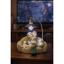 Home Dekor Hediye Sevgiliye Hediye Koltukta Oturan Romantik Aşıklar Temalı Işıklı Biblo Masa Gece Lambası 18 cm Gri