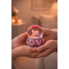 Home Dekor Hediye Sevgiliye hediye Love Kalp Temalı Sevgililer Aşıklar Figürlü 9 cm Işıklı Kar Küresi Dekoratif Hediye