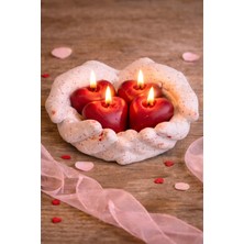 Eller Içinde 4’lü Kalp Mum Seti – Vanilya Kokulu Dekoratif Mumluk – Romantik Masa Dekoru