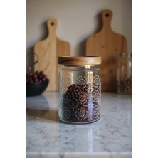 Noir Silindir Akasya Kapaklı Cam Saklama Kabı – Vakumlu Kapak, Desenli Yuvarlak Kavanoz (750 Ml)