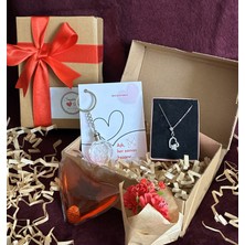 IRONMOON Sevgililer Günü Hediye Seti-Çelik Kolye-Işıklı Anahtarlı-Kalp Şeklinde Elı Istıcı-Kırmızı Çiçek Buketi