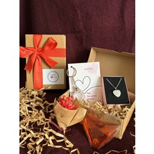 IRONMOON Sevgililer Günü Hediye Seti-Doğal Taş Kolye-Işıklı Anahtarlı-Kalp Şeklinde Elı Istıcı-Kırmızı Çiçek Buketi