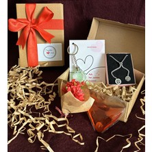 IRONMOON Sevgililer Günü Hediye Seti-Çelik Kolye-Işıklı Anahtarlı-Kalp Şeklinde Elı Istıcı-Kırmızı Çiçek Buketi