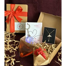 IRONMOON Sevgililer Günü Hediye Seti-Çelik Kolye-Işıklı Anahtarlı-Kalp Şeklinde Elı Istıcı-Kırmızı Çiçek