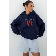 LAYORA Kadın Oversize Hoodie Hot & Baskılı Lacivert – Kapüşonlu, 3 Iplik Şardonlu Polar