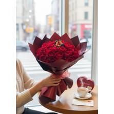 Nettenevime Sevgililer Günü Hediye Yapay Çiçek Kadife Kırmızı Gül Buketi Sevgili Figürlü Sevgiliye Hediye