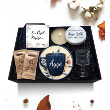 As Gift Kişiye Özel Mavi Fincan & Beyaz Metal Kutulu Mum &  Cam Su Bardağı & Türk Kahvesi Hediye Seti