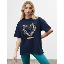 Caddekombin Kadın Leopar Kalp Baskılı Bisiklet Yaka Lacivert T-Shirt