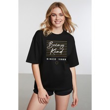 Caddekombin Kadın Altın Yaldız Çizgi Baskı Detaylı Siyah T-Shirt