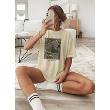 Caddekombin Kadın Botanik Illüstrasyonlu Grafik Baskılı Bej T-Shirt