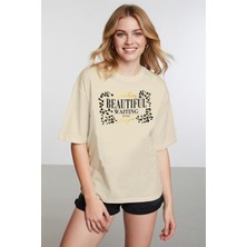 Caddekombin Kadın Leopar Desen Slogan Baskılı Bisiklet Yaka Bej T-Shirt