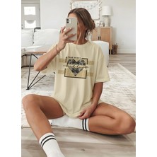 Caddekombin Kadın Dantelli Kalp Detaylı Baskılı Bej T-Shirt