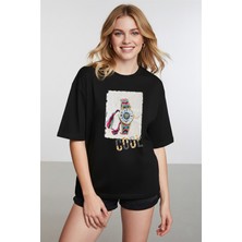 Caddekombin Kadın Saat Figürlü Cool Yazılı Siyah T-Shirt