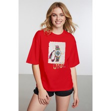 Caddekombin Kadın Saat Figürlü Cool Yazılı Kırmızı T-Shirt